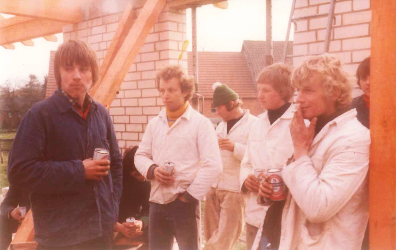 80er Jahre Bauarbeiter mit Becks Bier auf einer Baustelle