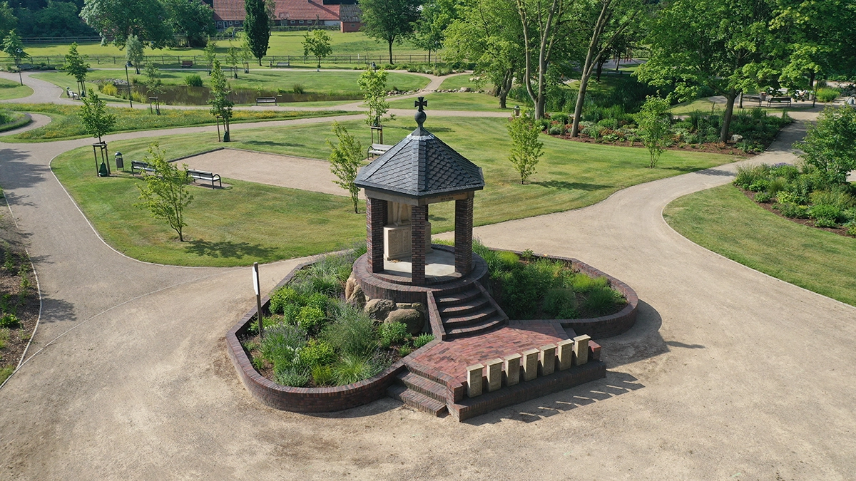 Bau eines Denkmals für den zweiten Weltkrieg im Park, Drohnenaufnahme
