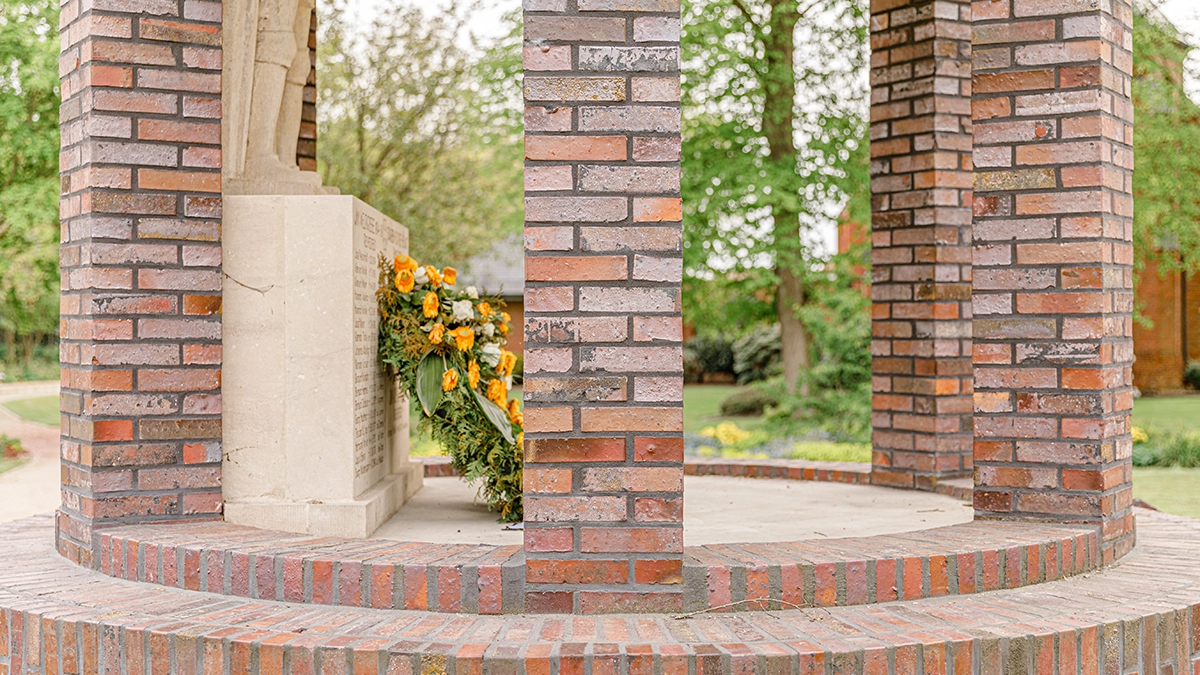 Denkmal zweiter Weltkrieg im Park mit Blumenkranz