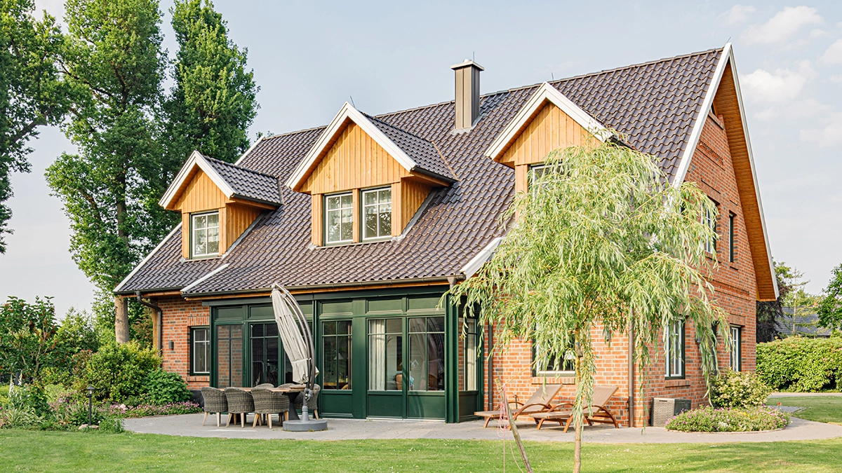 Fachwerk Bauernhaus Landhaus mit grünem Wintergarten, Sprossenfenster und Gauben
